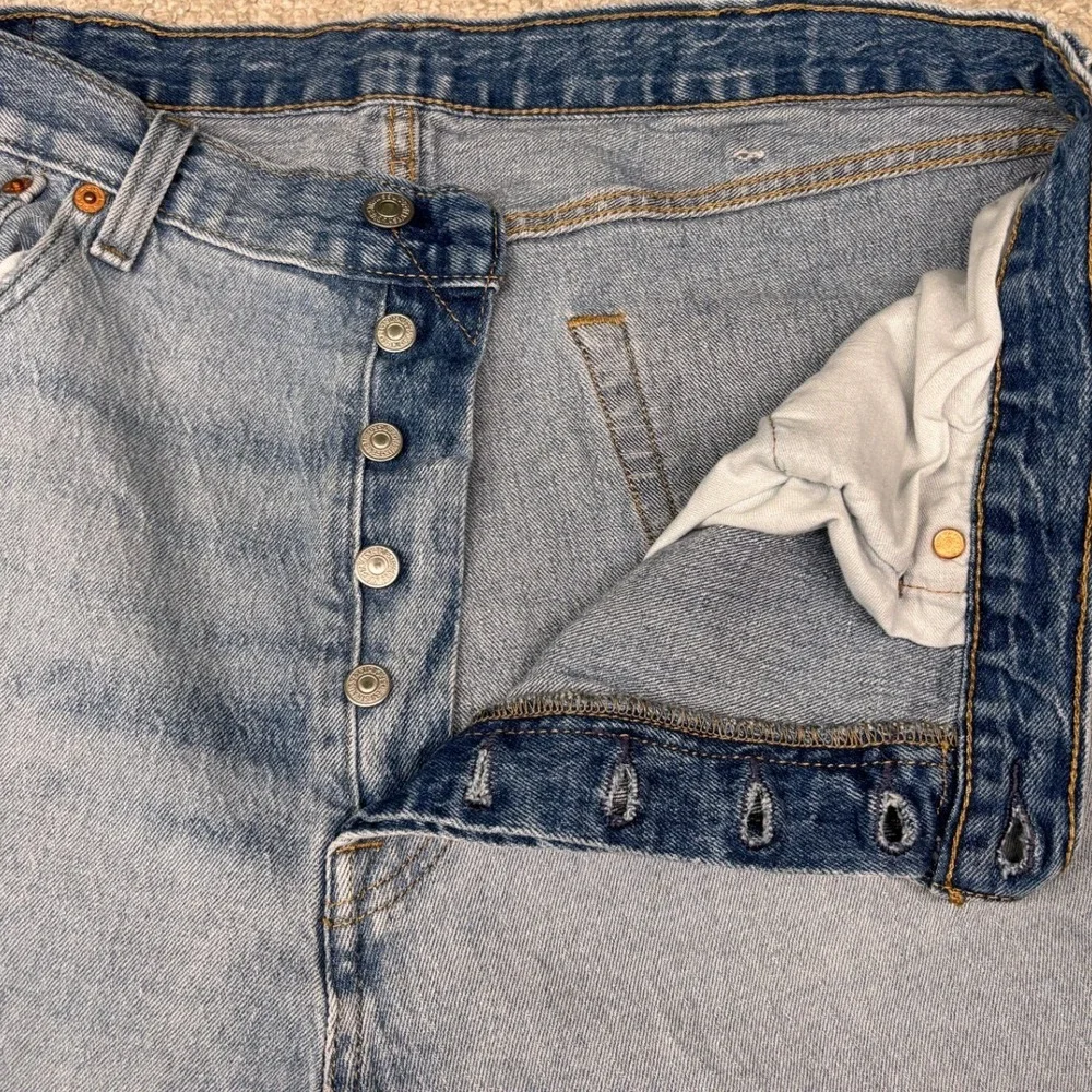Levi's 501‎ Original Fit Jeans Men 38x30 Light Wash Blue Button Fly Straight Leg